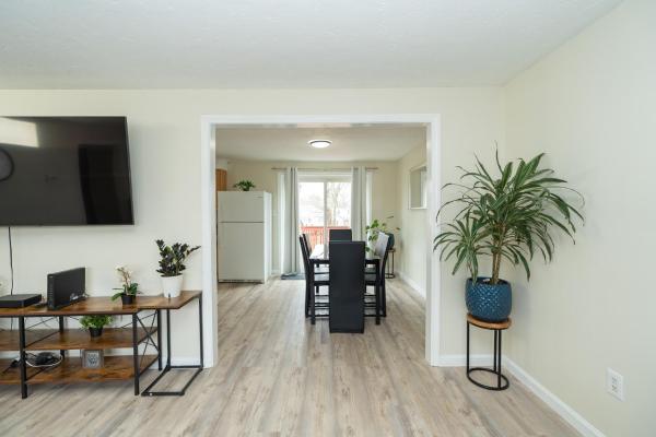 Foto 3: 65 - 5BR Randolph - Elegant Haven near Dog Park