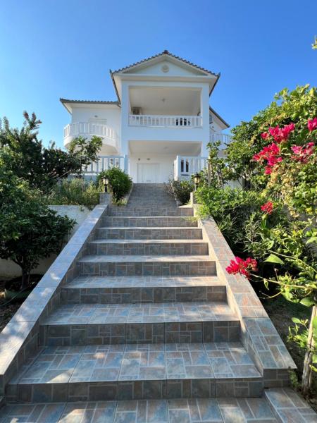Na zdjęciu widoczny jest obiekt Soros Seaside Villa położony w mieście Kritharia.
