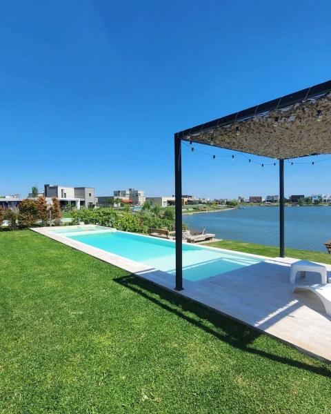 写真にはZelaya市にあるCasa Familiar Vista al Lago - Barrio Privado Escobar - 3 habitaciones - Pileta Climatizada y Jacuzzi - Parrilla - 364HOUSEが写っています。