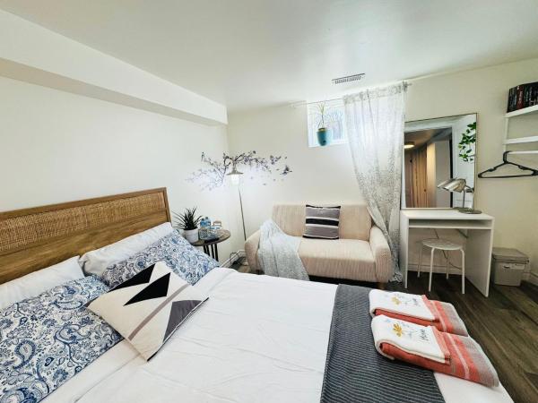 照片显示了位于Toronto市的Sunrise BnB - Free Parking物件。