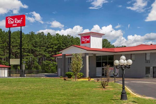 The photo shows the Red Roof Inn Hope located in the city of Hope.