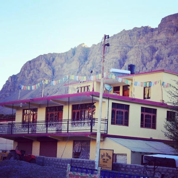 A la foto es mostra l'objecte Spitihome homestay situat a la ciutat de Kibar.