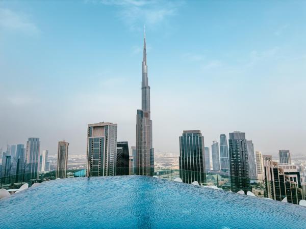 Na fotografii je vidět objekt ALiving Luxury 2BR with Infinity Pool I Near Dubai Mall & Burj Khalifa I Paramount Hotel Midtown nacházející se ve městě Dubaj.