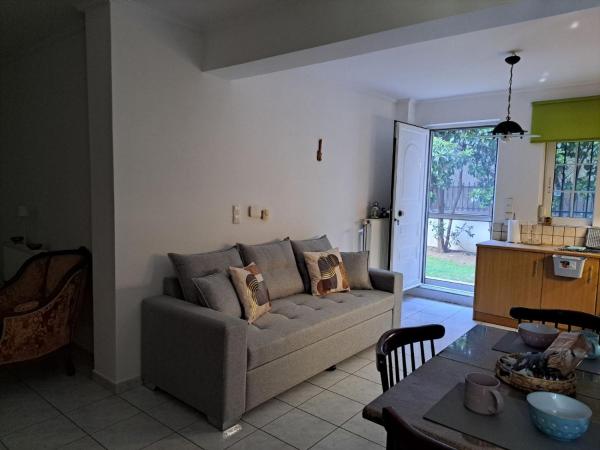 写真にはVraná市にあるSweet Green Home in Nea Makriが写っています。