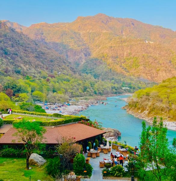 Op de foto is het object ALOHA ON SACRED GANGES with INFINITY POOL te zien, gelegen in de stad Rishikesh.
