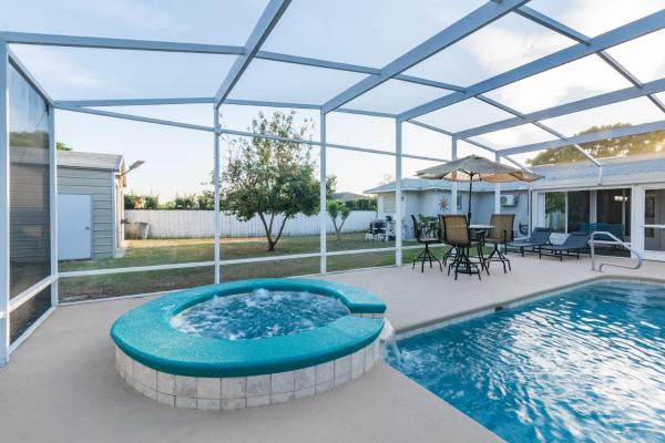 A la foto es mostra l'objecte Family Retreat with Pool Fenced Yard AC situat a la ciutat de Umatilla.