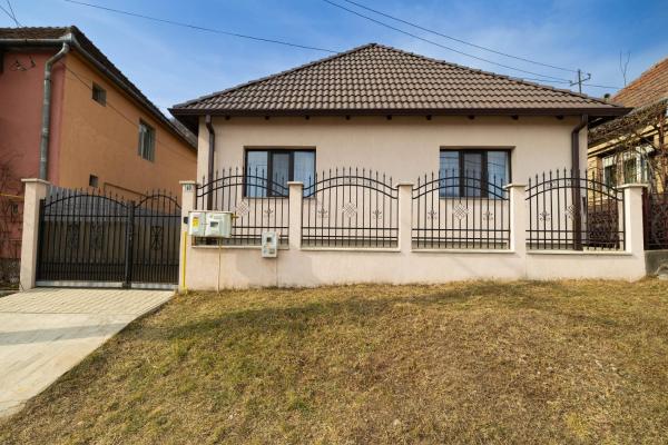 Na fotografii je vidět objekt Casa Vultur nacházející se ve městě Apold.