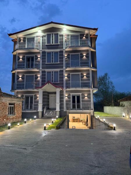 Na fotografii je vidět objekt Namelijan's Hotel nacházející se ve městě Bashtovë.