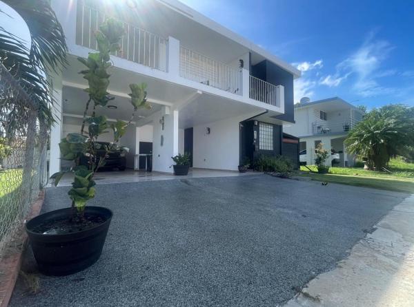 A la foto es mostra l'objecte Casa Ramos situat a la ciutat de Aguadilla.