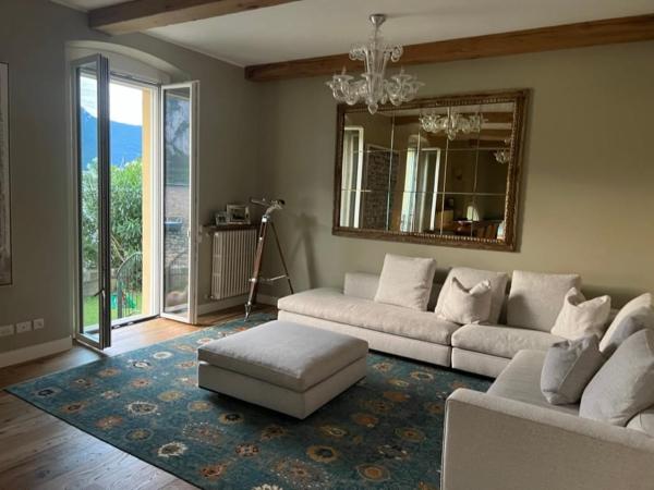 Auf dem Foto ist das Objekt Luxury in Lake Como in a 5 bed lake front home in der Stadt Valmadrera zu sehen.