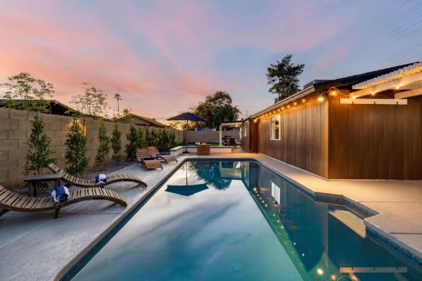 A la foto es mostra l'objecte Modern Cactus Home - Luxe with Spa-baths Pool & Firepit situat a la ciutat de Phoenix.