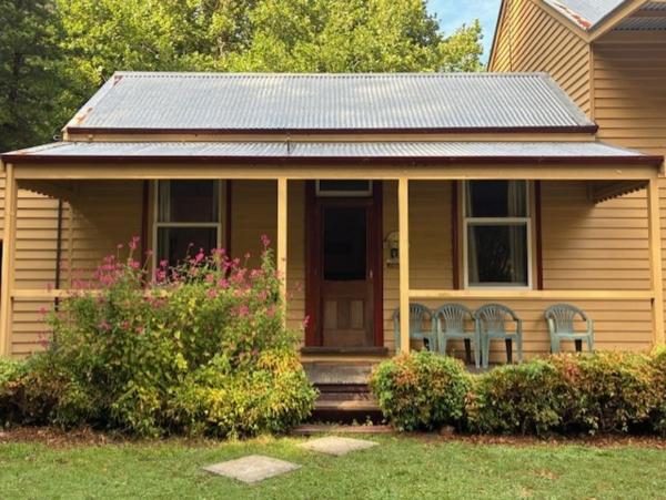 The photo shows the Creek Cottage located in the city of Seaton.