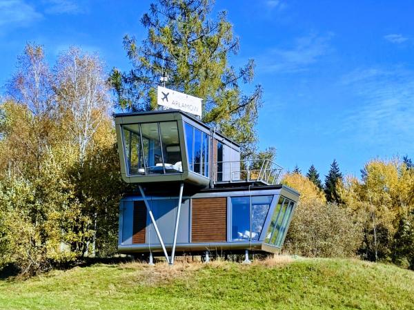 Op de foto is het object Wieża Krajna te zien, gelegen in de stad Trójca.