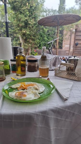 Na zdjęciu widoczny jest obiekt Maison au lac bin el ouidane położony w mieście Temga.