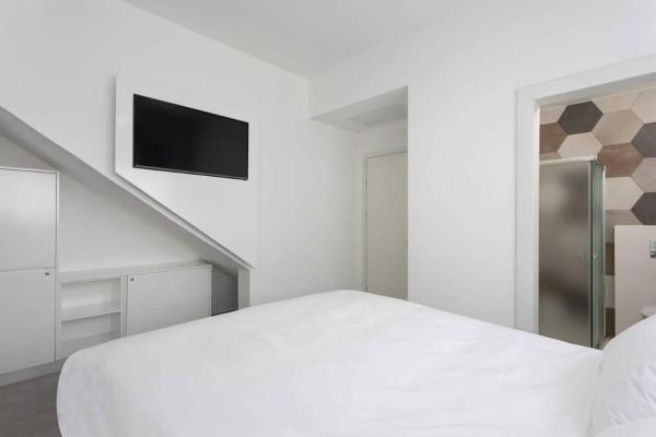 Billede 7: 3BR Duplex with Stunning Outdoors by HolyGuest