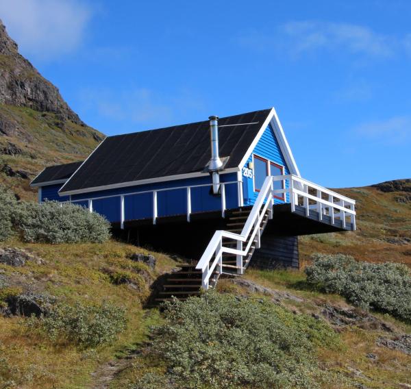 La photo montre l'objet Isikkivik Cottage situé dans la ville de Qaqortoq.