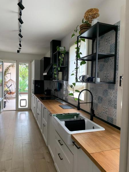 A la foto es mostra l'objecte Maison Thiago situat a la ciutat de Noale.