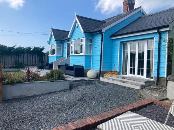 A la foto es mostra l'objecte Blue Lodge - by the sea, sauna, BBQ, private garden and parking situat a la ciutat de Aberystwyth.
