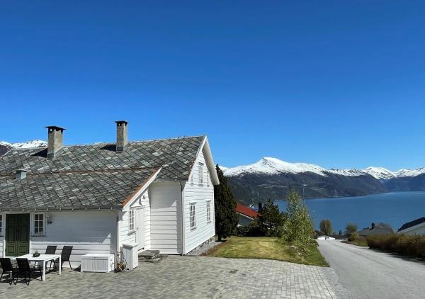 Op de foto is het object Stort hus med tømmervegger og fjordutsikt te zien, gelegen in de stad Stranda.