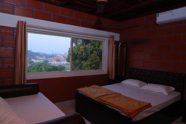 A la foto es mostra l'objecte Temple View Homestay situat a la ciutat de Sringeri.