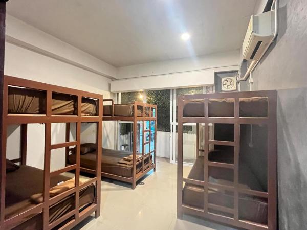 A la foto es mostra l'objecte FIN Street Hostel situat a la ciutat de Ko Lipe.