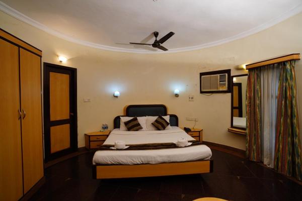 The photo shows the Greencoconutresort located in the city of Navalur.