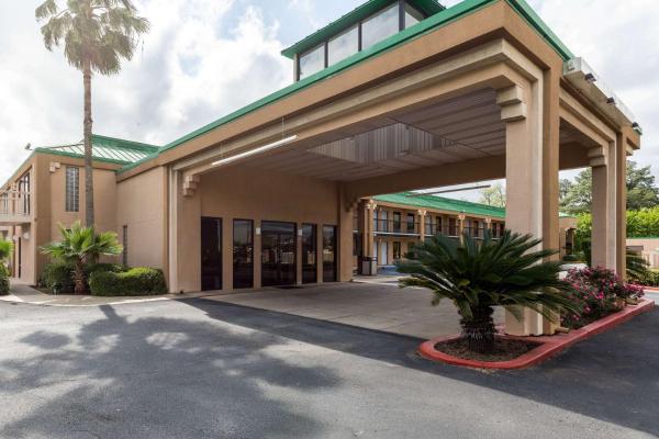 På billedet ses objektet Quality Inn Alexandria beliggende i byen Pineville.