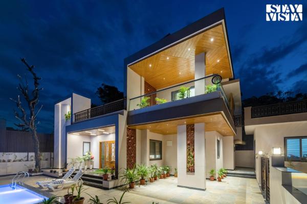 A la foto es mostra l'objecte Nakeshatra Villa by VEO - Part of StayVista with Pool, Lawn, Balcony at city center in Udaipur situat a la ciutat de Udaipur.