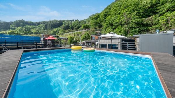 На фото показан объект Gapyeong poin PoolVilla pension, расположенный в городе Maemnae.