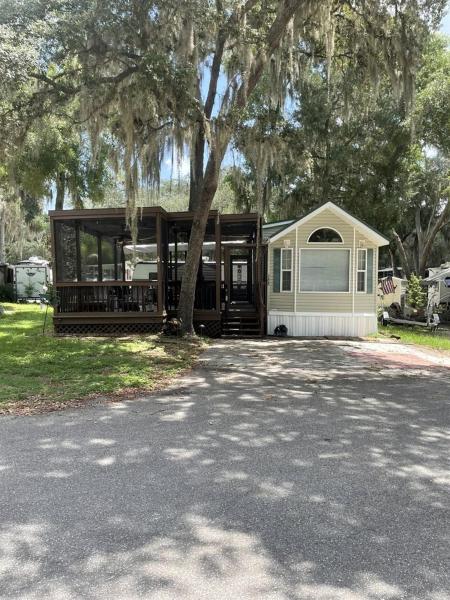 En la foto se muestra el objeto Wonderful Cottage Overlooking the Lake with Porch in Florida ubicado en la ciudad de Salt Springs.