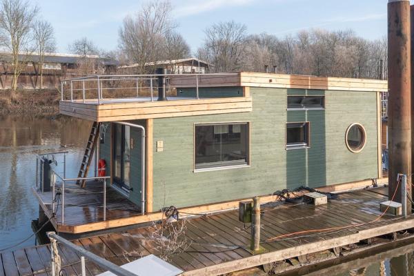 A la foto es mostra l'objecte Geräumige, hochwertiges Hausboot PETITE mit Kamin situat a la ciutat de Moorwerder.