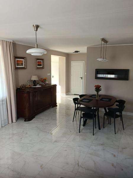 Auf dem Foto ist das Objekt Dom do wynajęcia- noclegi i weekendy in der Stadt Telaki zu sehen.