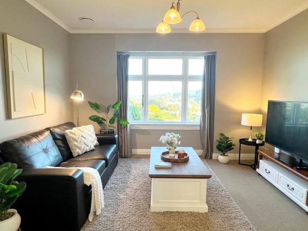 Na zdjęciu widoczny jest obiekt Skyline City - Entire Character Apartment - Views, Parking and Netflix położony w mieście Northland.