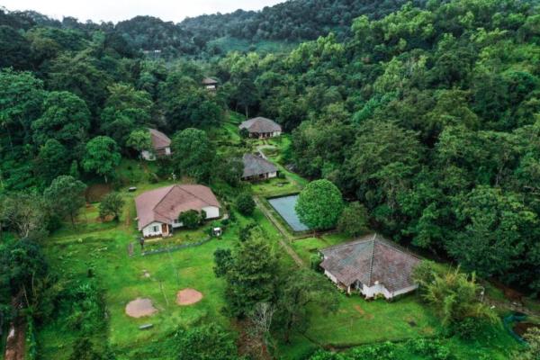 A la foto es mostra l'objecte Abad Brookside Wayanad situat a la ciutat de Vythiri.