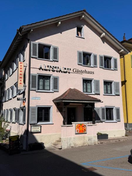 Na zdjęciu widoczny jest obiekt Altstadt Gästehaus położony w mieście Arbon.