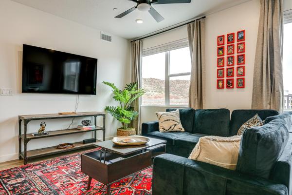 A la foto es mostra l'objecte 25 Mi to Zion: Rock 'n' Roll Condo w/ Mtn View! situat a la ciutat de Hurricane.