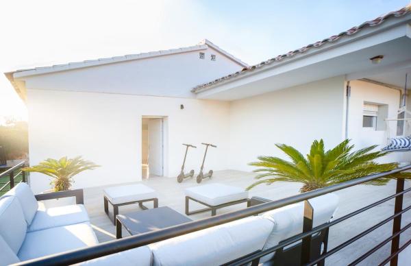 A la foto es mostra l'objecte Charming New Beachside House up to 8 Beds! situat a la ciutat de Calafell.