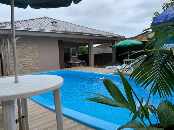 Nella foto è visibile l'oggetto Casa Aconchegante com piscina no litoral do Paraná em Matinhos situato nella città di Matinhos.