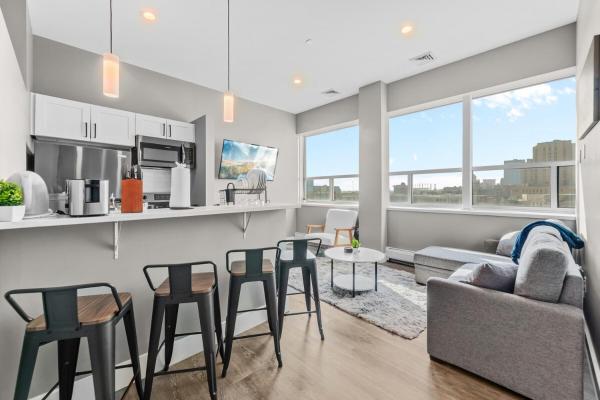 Modern 1 Bedroom Apartment with 2 TVs Fast WiFi and Free Parking, Cleveland