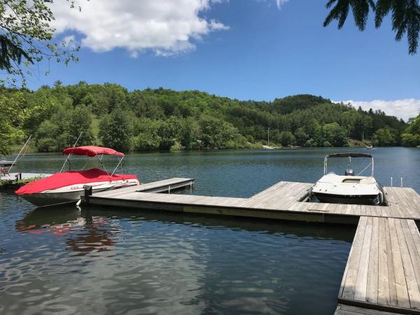 Na zdjęciu widoczny jest obiekt Stunning Modern Rustic Lake Retreat PRVT BOAT SLIP położony w mieście Cullowhee.