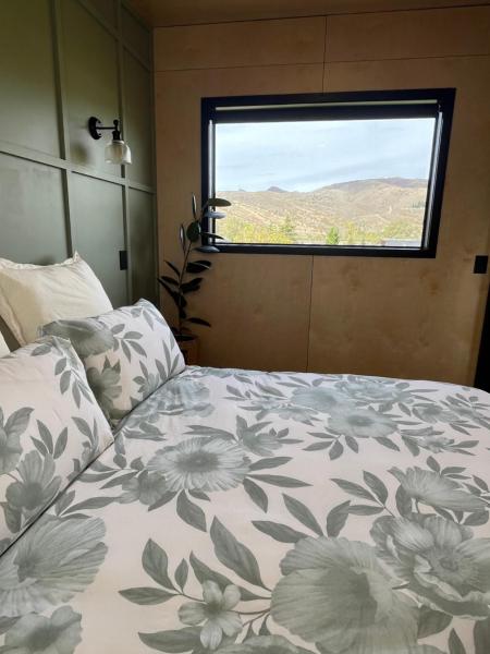 Zdjęcie 6: Tiny home with mountain and orchard views