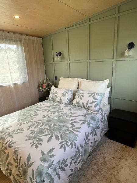 Zdjęcie 7: Tiny home with mountain and orchard views