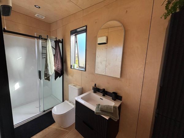 Zdjęcie 8: Tiny home with mountain and orchard views