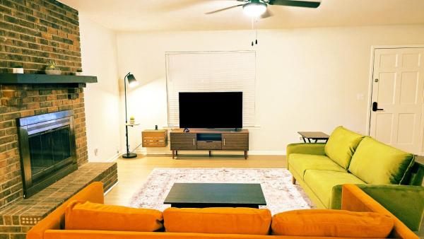 На фото показан объект Comfort By the Bay Close to Mobile International Airport, расположенный в городе Мобил.