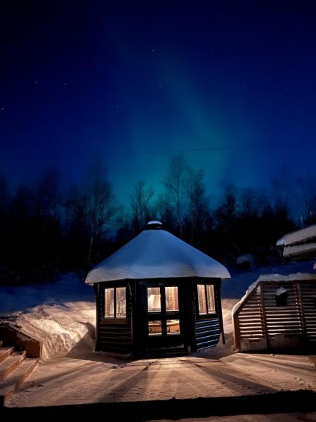 Na fotografii je vidět objekt Cabin in Jarfjord, Sør-Varanger nacházející se ve městě Svanvik.