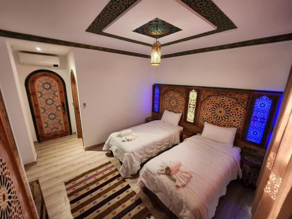 A la foto es mostra l'objecte Riad Azemmat situat a la ciutat de Xauen.