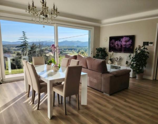 The photo shows the Aurora Bed and Breakfast located in the city of Branca.