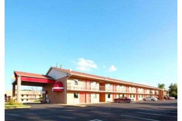 The photo shows the OYO Hotel Richburg SC I-77 located in the city of Fort Lawn.