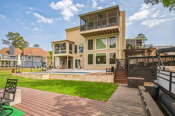 Na fotografii je vidět objekt Lakefront Retreat with Pool, Hot Tub & Dock home nacházející se ve městě Montgomery.