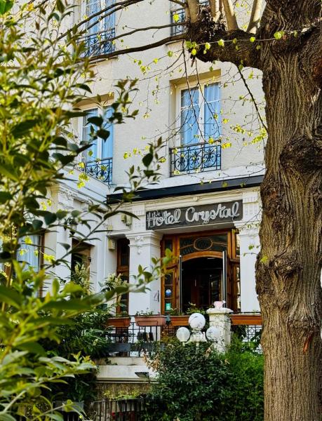 Na zdjęciu widoczny jest obiekt Hôtel Crystal Reims Centre położony w mieście Reims.